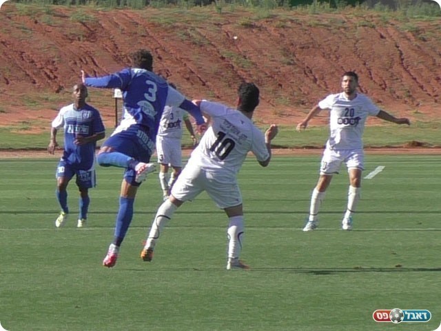 משחק פתוח ומשוחרר. איצרין (בכחול) עוצר את רביבו (שקד מורג)